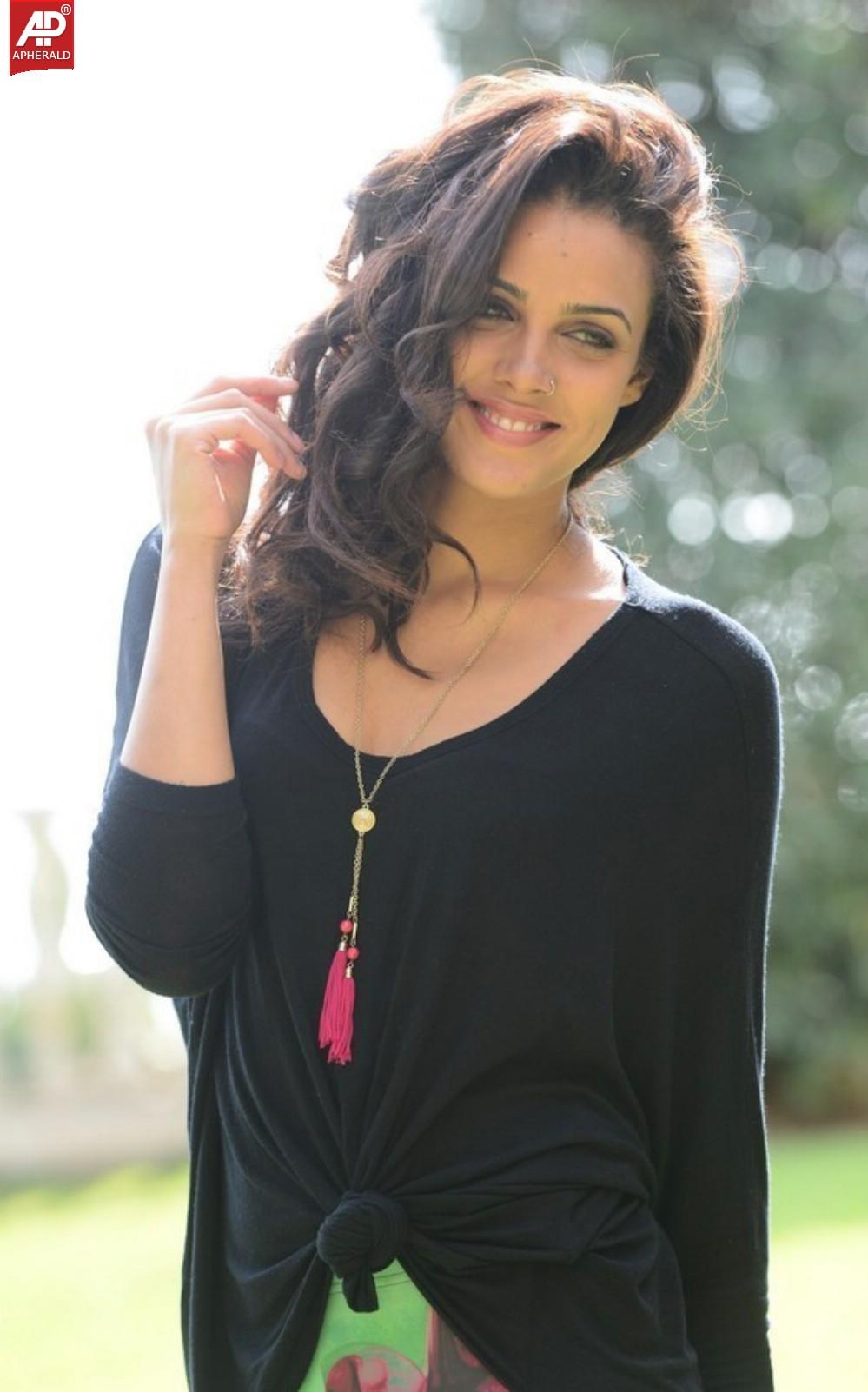 Nicole New Hot Photos