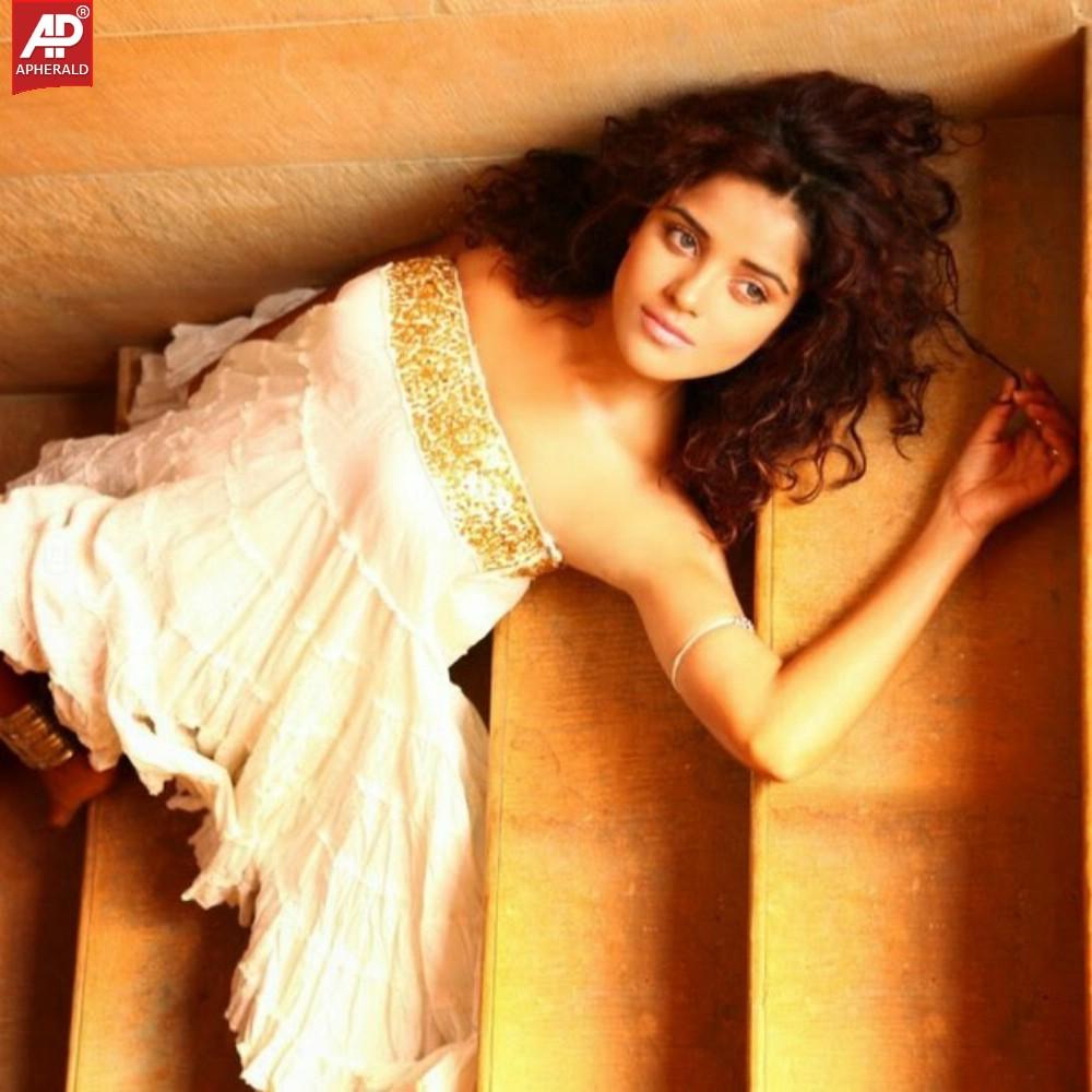 Pia Bajpai Hot Stills