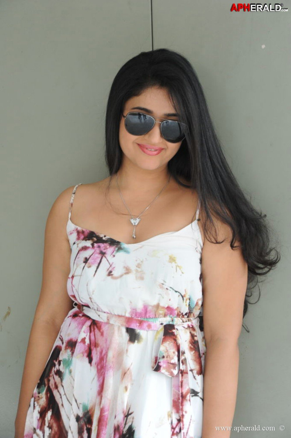 Poonam Bajwa Hot Navel Gallery