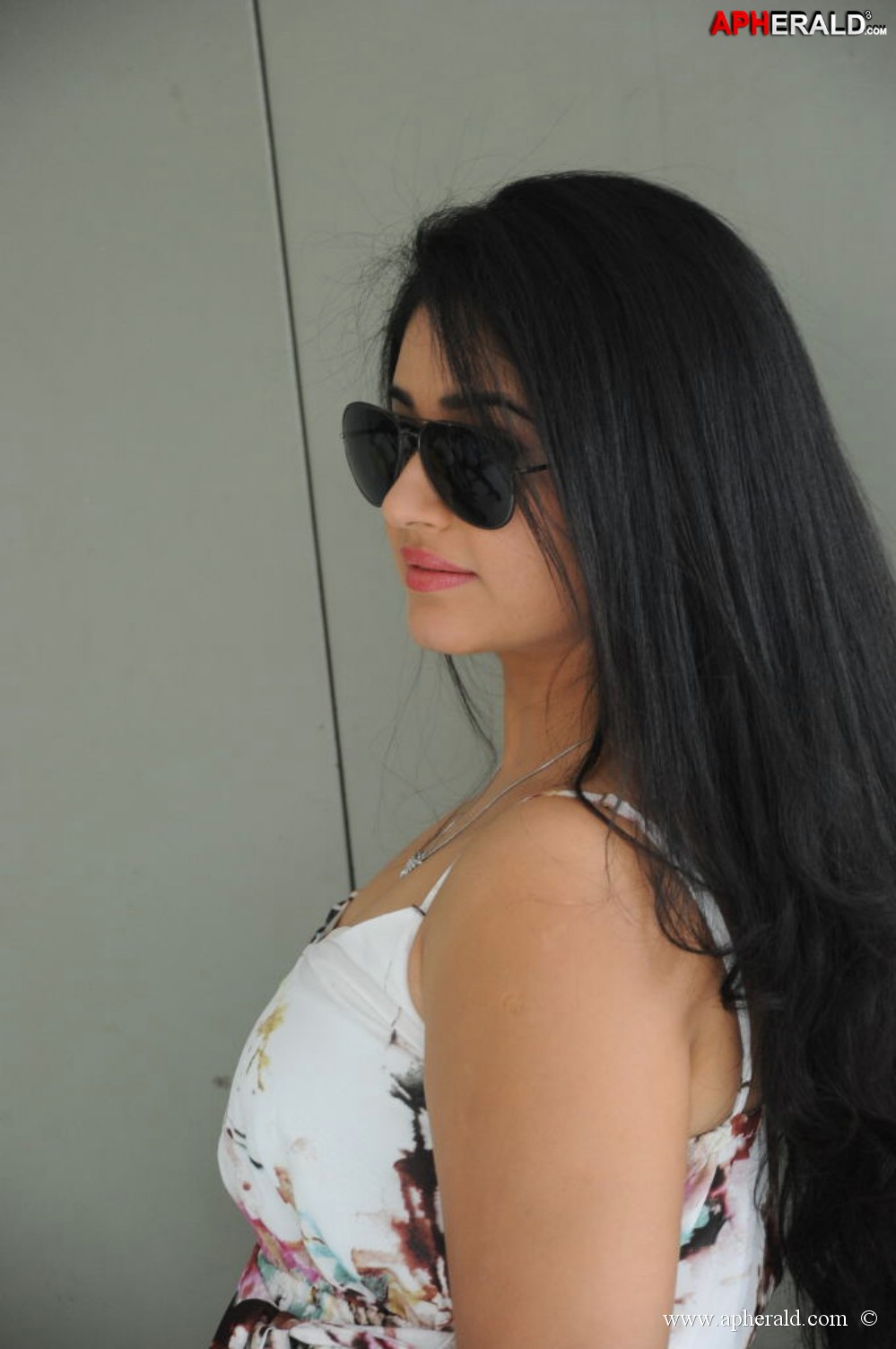 Poonam Bajwa Hot Navel Gallery