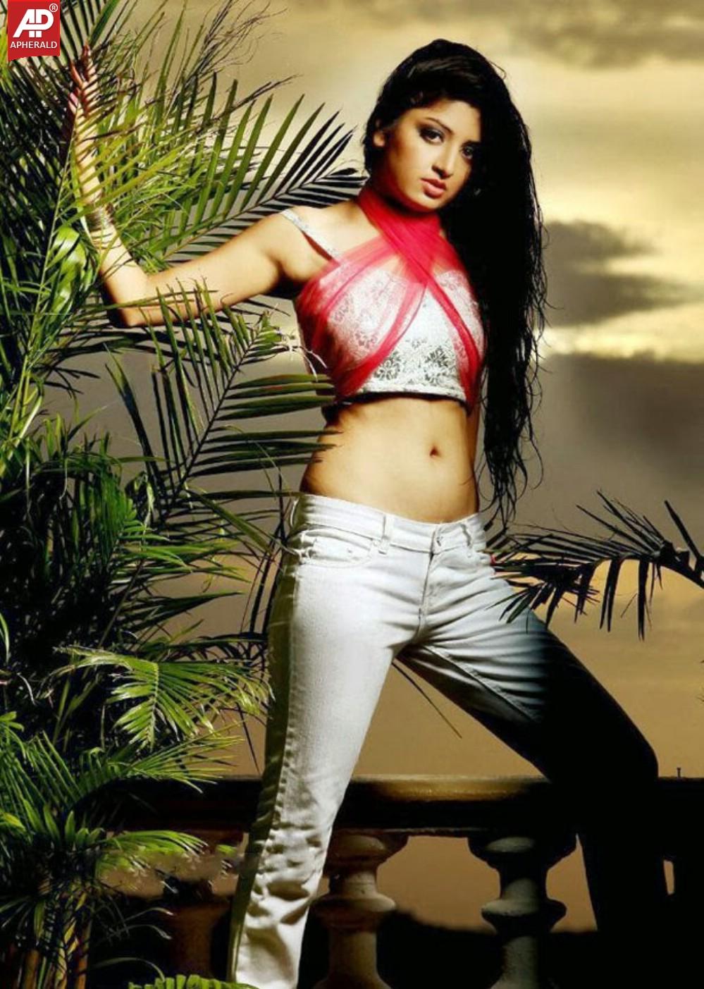 Poonam Kaur Hot Photo Stills