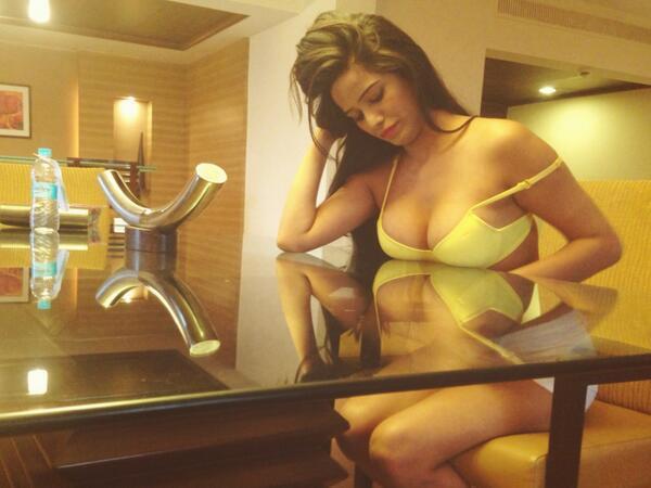 Poonam Panday Hot Navel Wallpapers