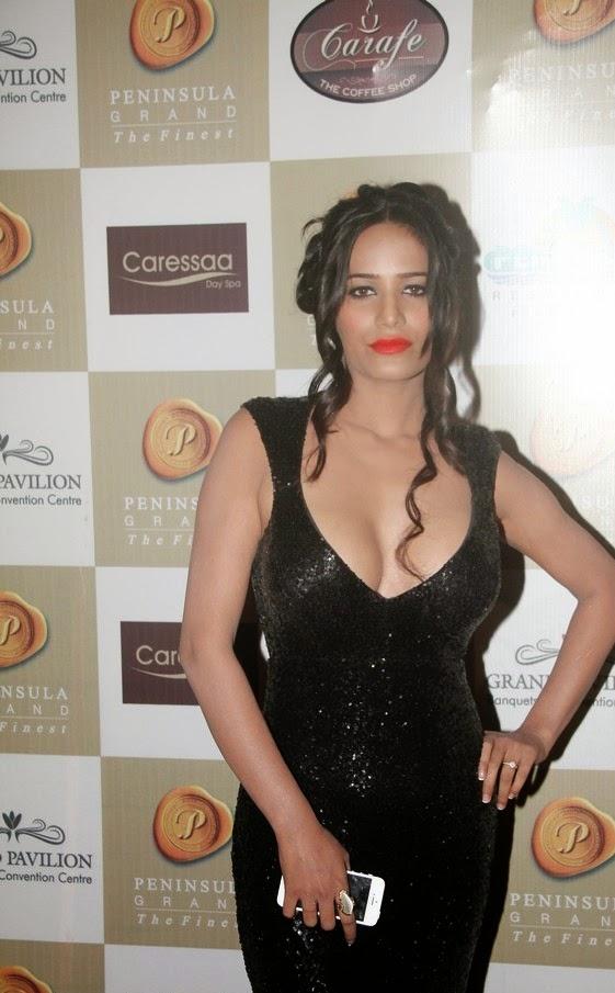 Poonam Pandey cleavage Latest collections