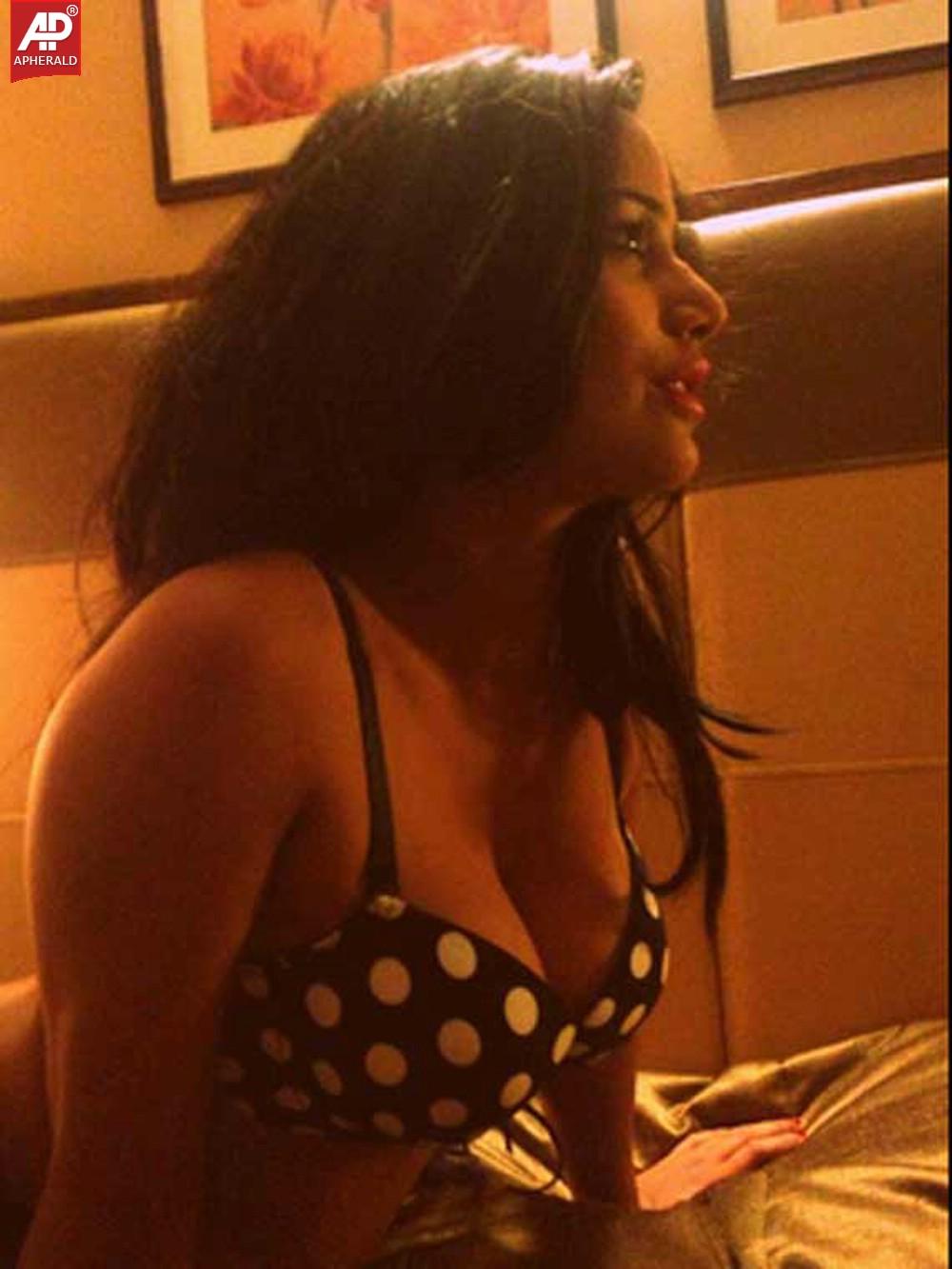 Poonam Pandey Exclusive Latest Hot Pics