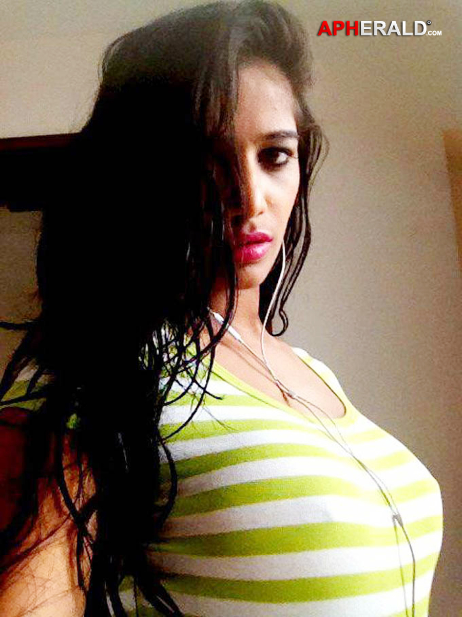 Poonam Pandey Hot Pics