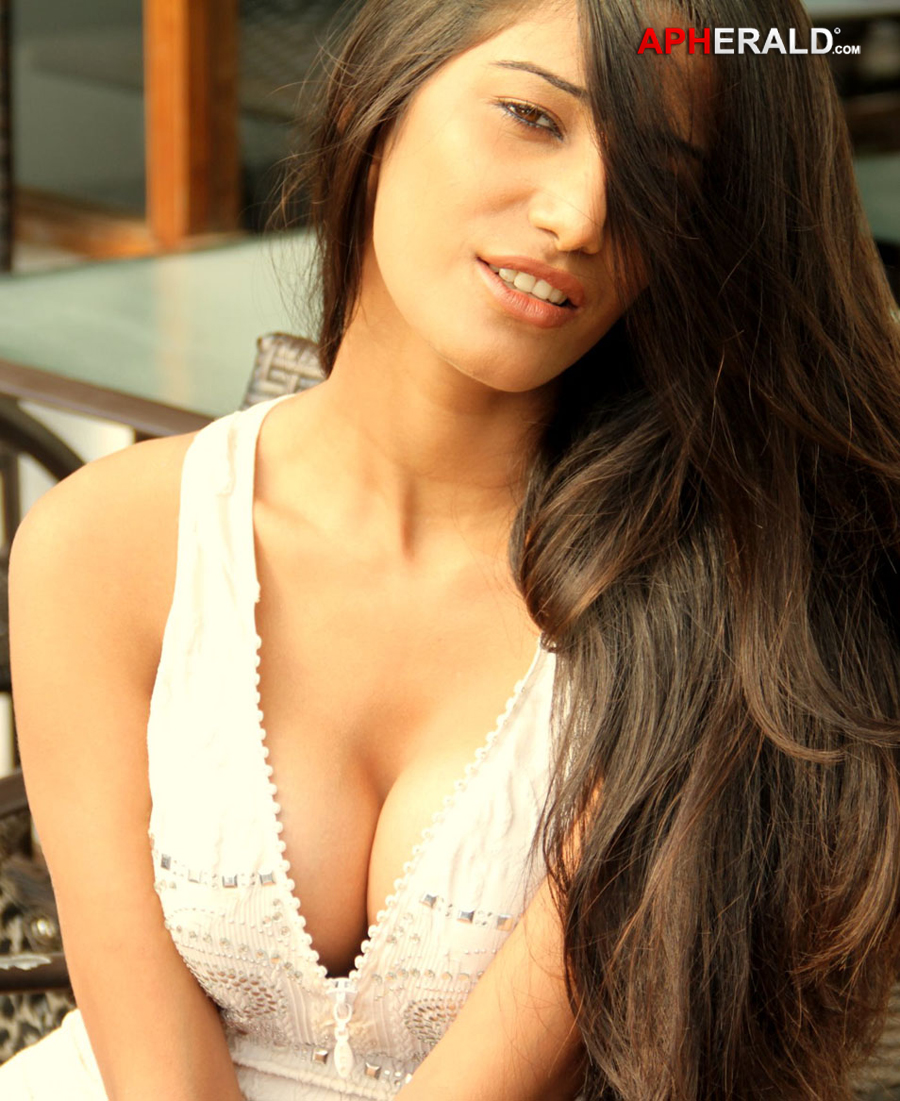 Poonam Pandey Hot Pics