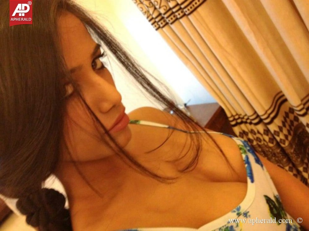 Poonam Pandey Hot Sexy Images