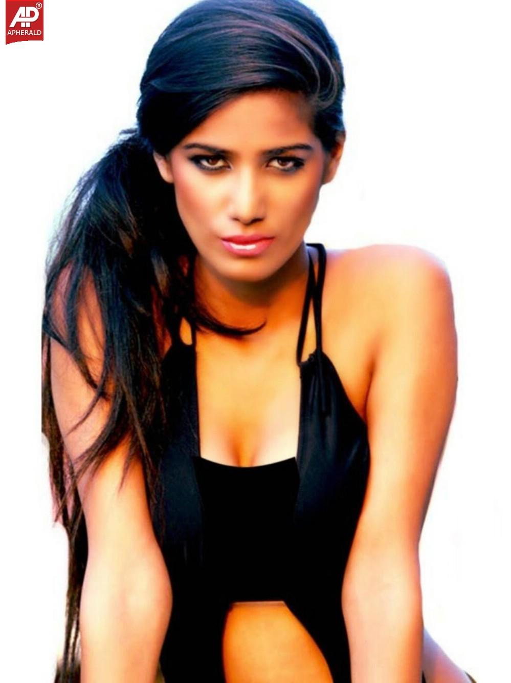 Poonam Pandey Showing Everything