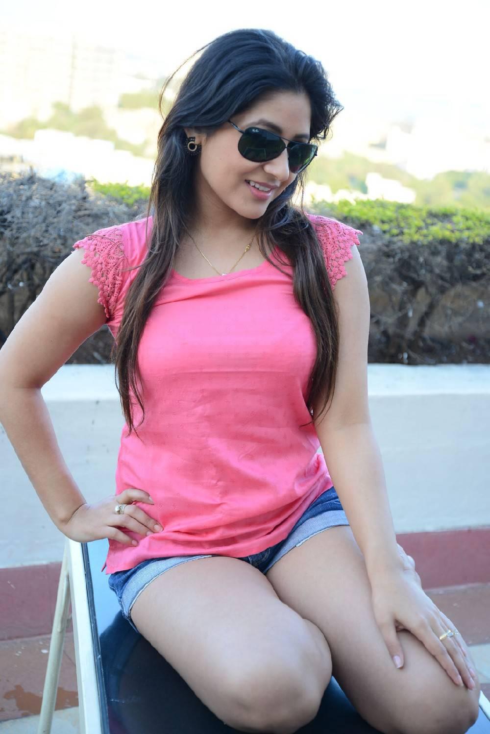 Prabhjeet Kaur Sexy Pics