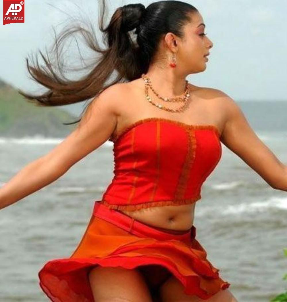 Priyamani Hot n Sexy Wallpapers