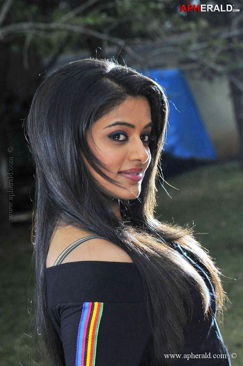 Priyamani Hot Navel Gallery