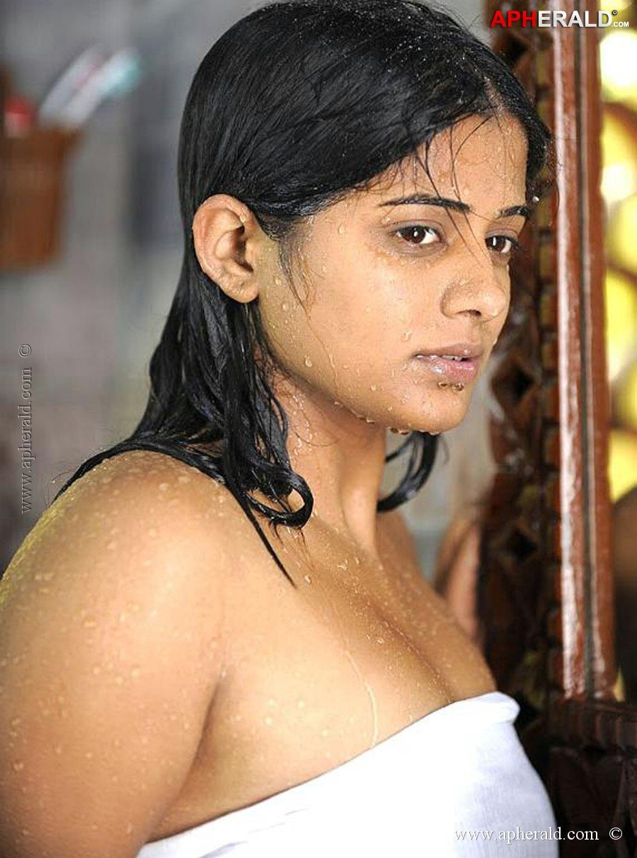 Priyamani Hot Navel Pics