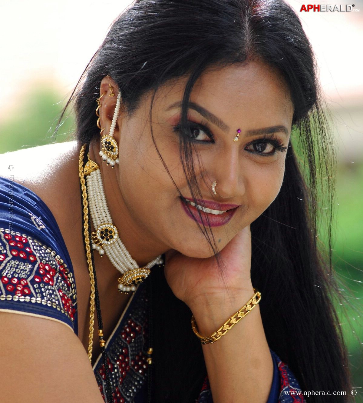 Raksha South Hot Aunty Pics