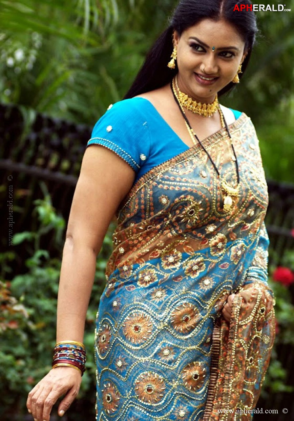 Raksha South Hot Aunty Pics
