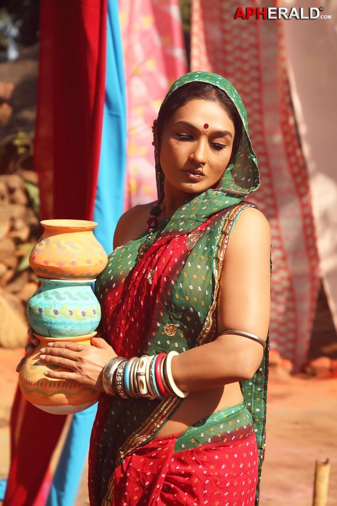 EXCLUSIVE: Ramya Sri Hot (Photos) in Saree