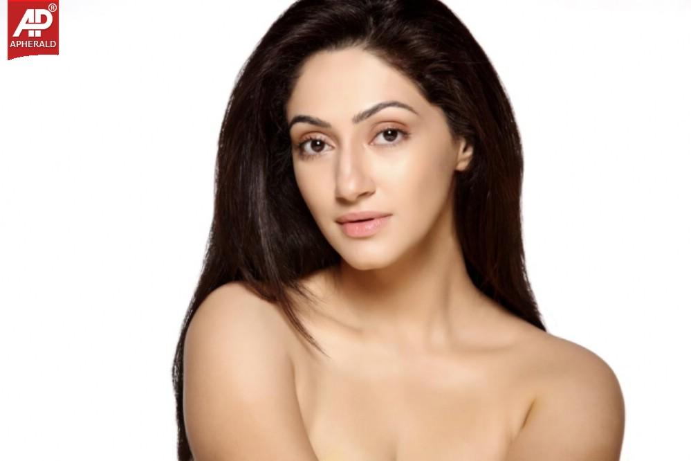 Reyhna Malhotra Hot Gallery