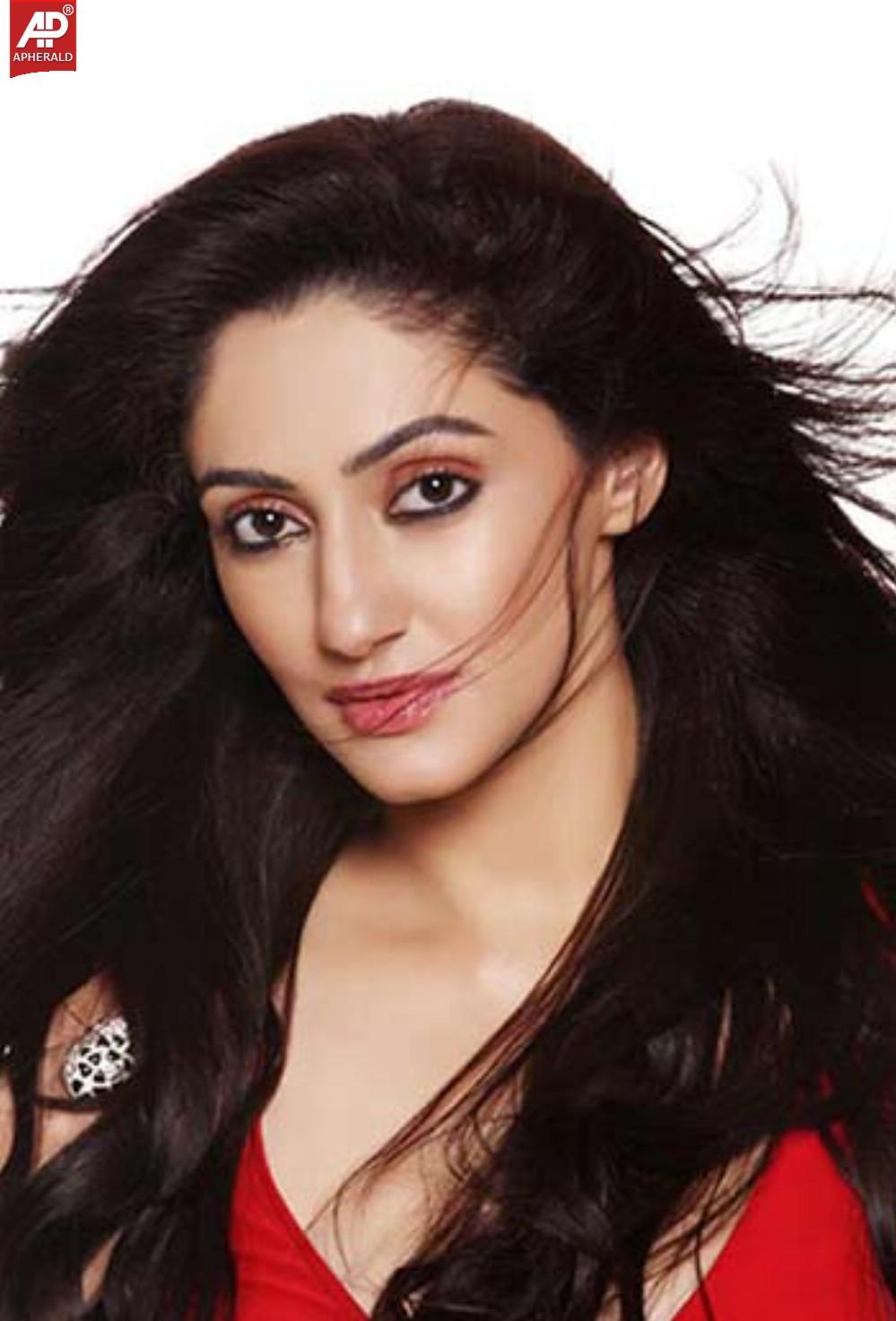 Reyhna Malhotra Hot Gallery