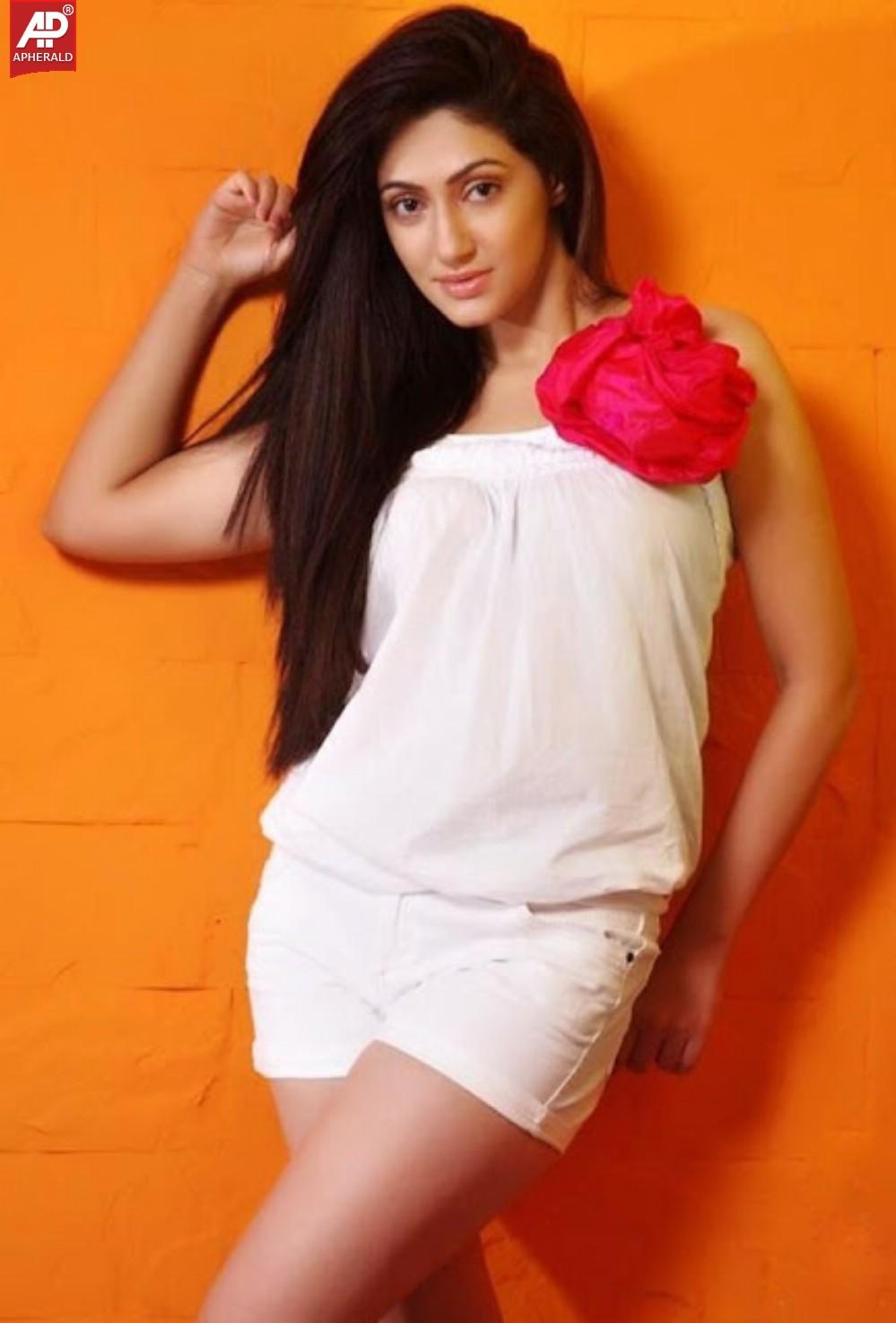 Reyhna Malhotra Hot Gallery