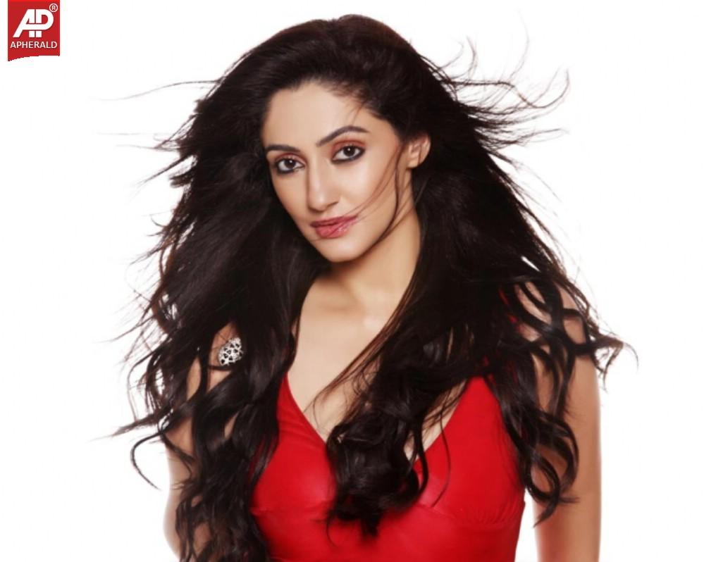 Reyhna Malhotra Hot Gallery