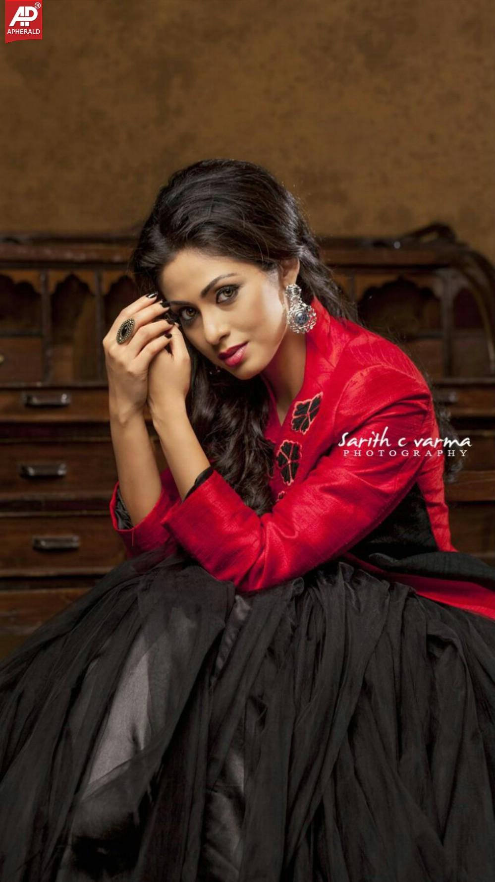 Sadha Sadha Photoshoot Stills