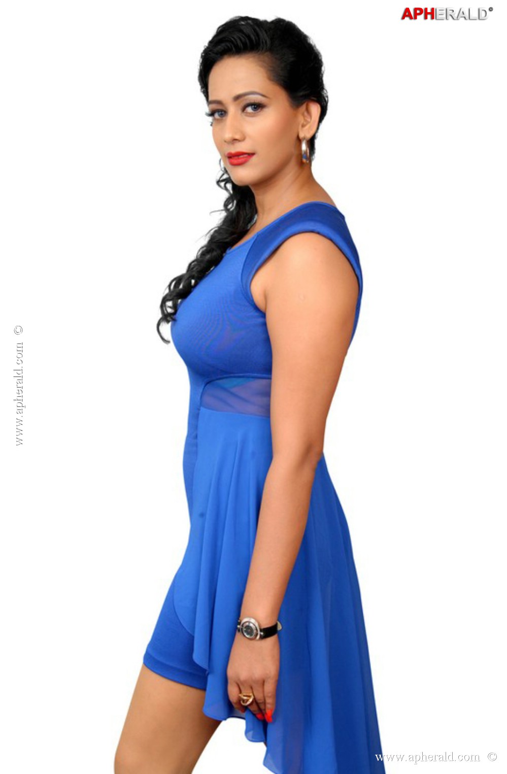 Sanjana Singh Hot Navel Pics