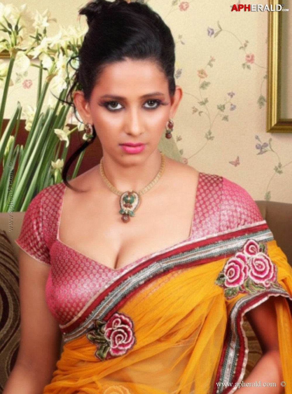 Sanjana Singh Hot Navel Pics