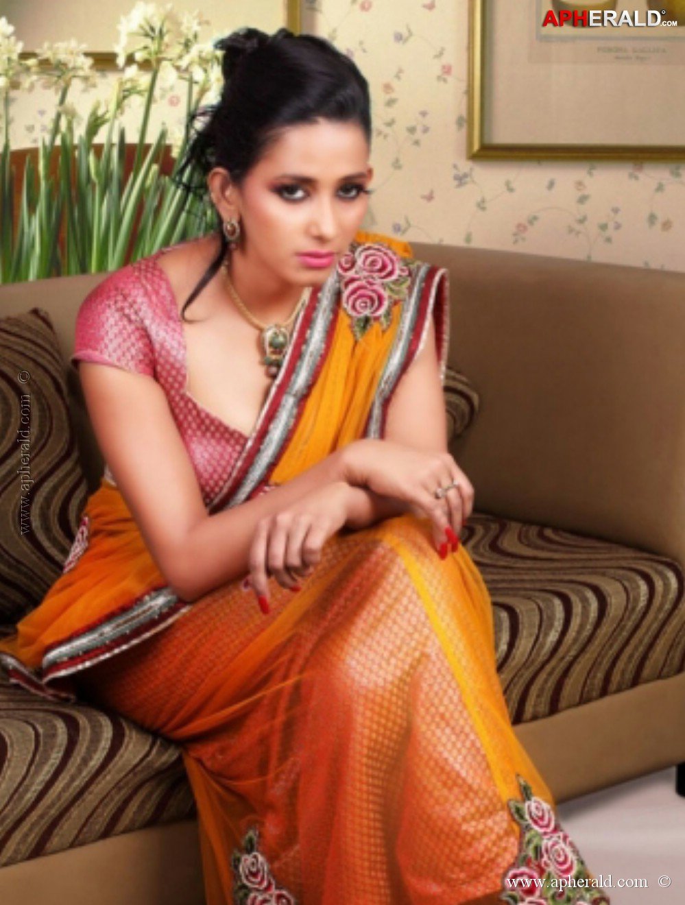 Sanjana Singh Hot Navel Pics