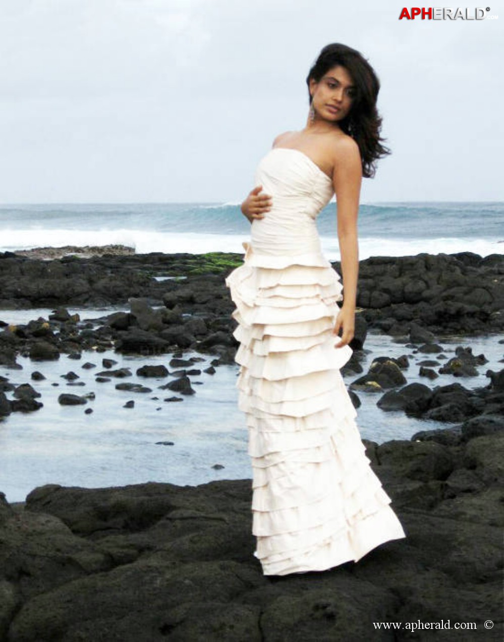Sarah Jane Dias Hot Photos