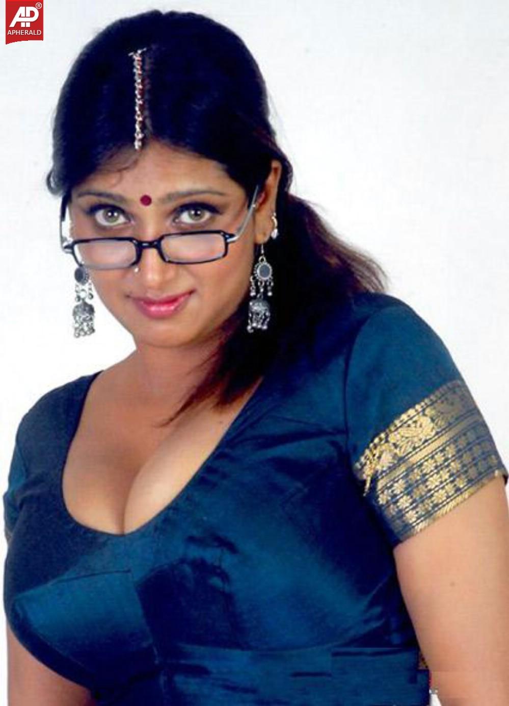 Sexy n Very HOT Bhuvaneshwari Photos