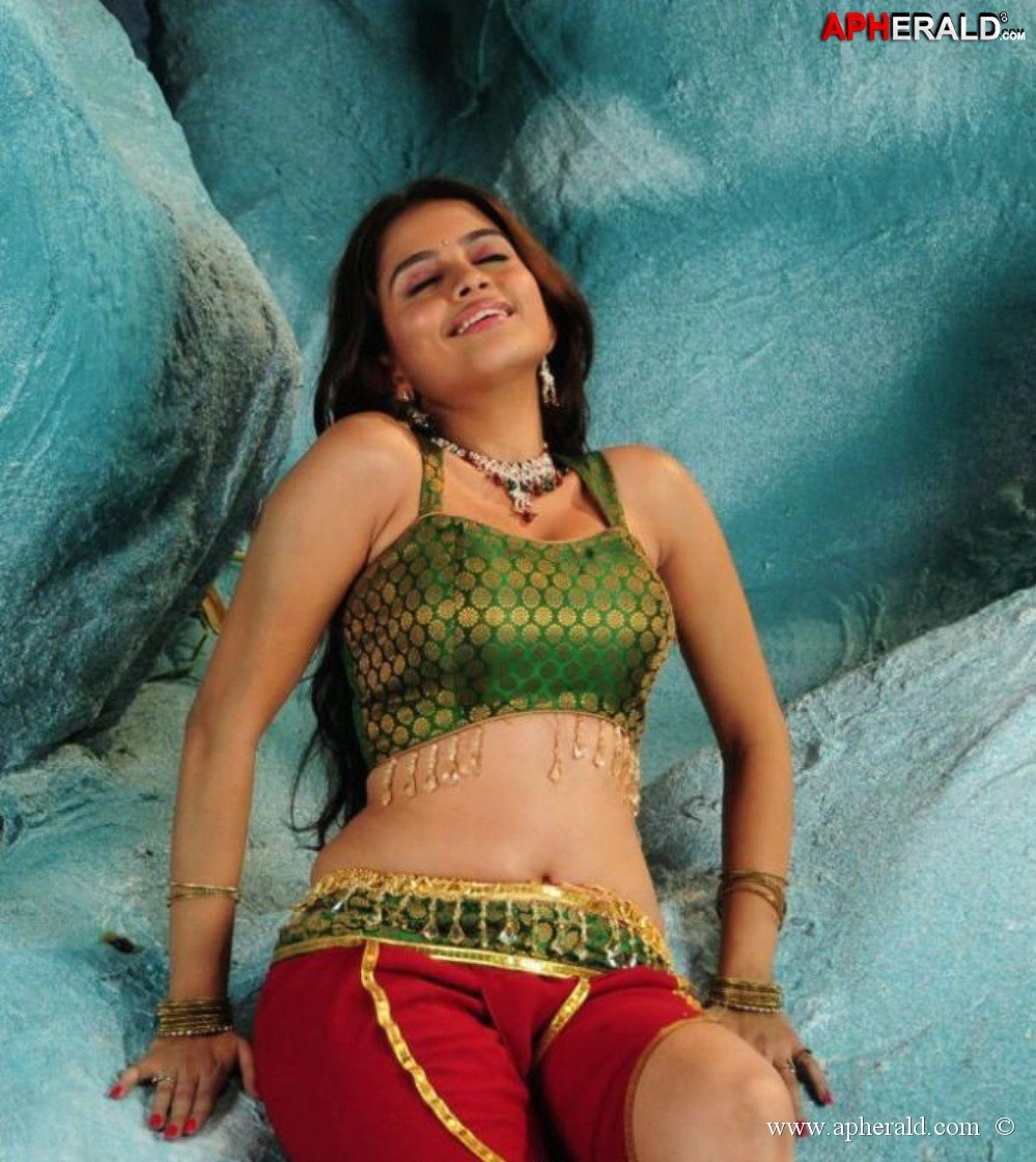 Sheena Shahabadi Hot Dance Pics