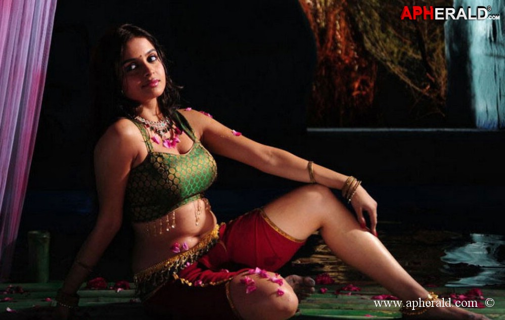 Sheena Shahabadi Hot Dance Pics