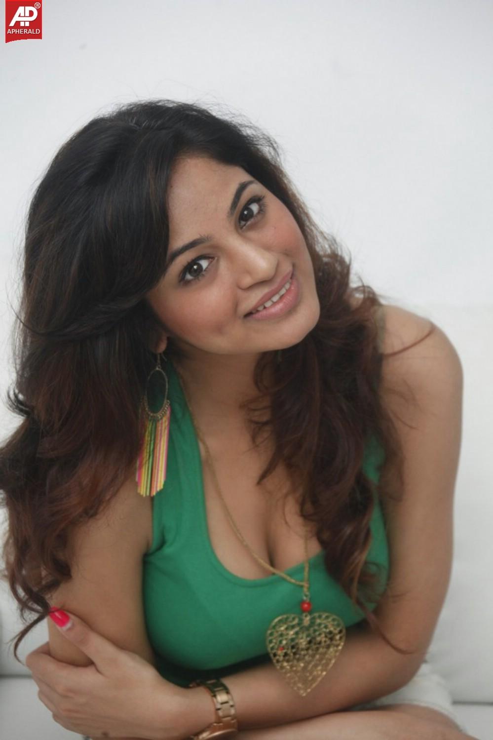 Shilpi Sharma Hot Pictures