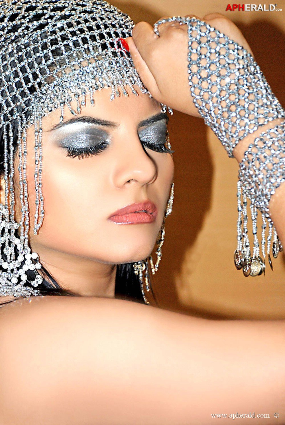 Shraddha Sharma Hot Pics