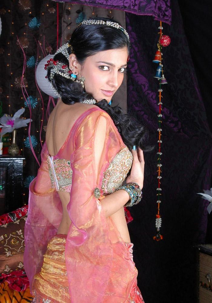 Shruti Hassan hot navel show pics