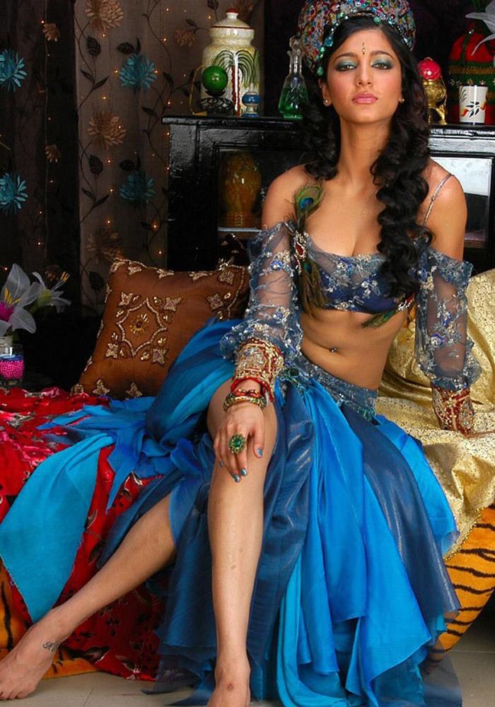 Shruti Hassan hot navel show pics