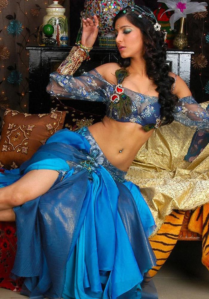 Shruti Hassan hot navel show pics