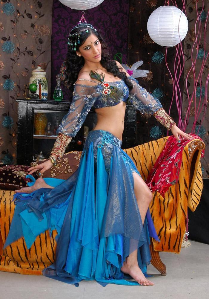 Shruti Hassan hot navel show pics