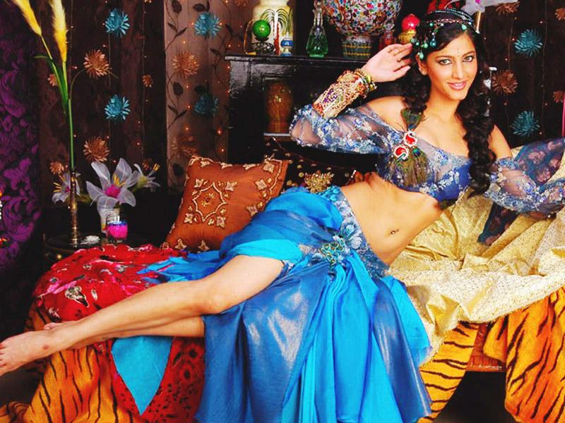 Shruti Hassan hot navel show pics