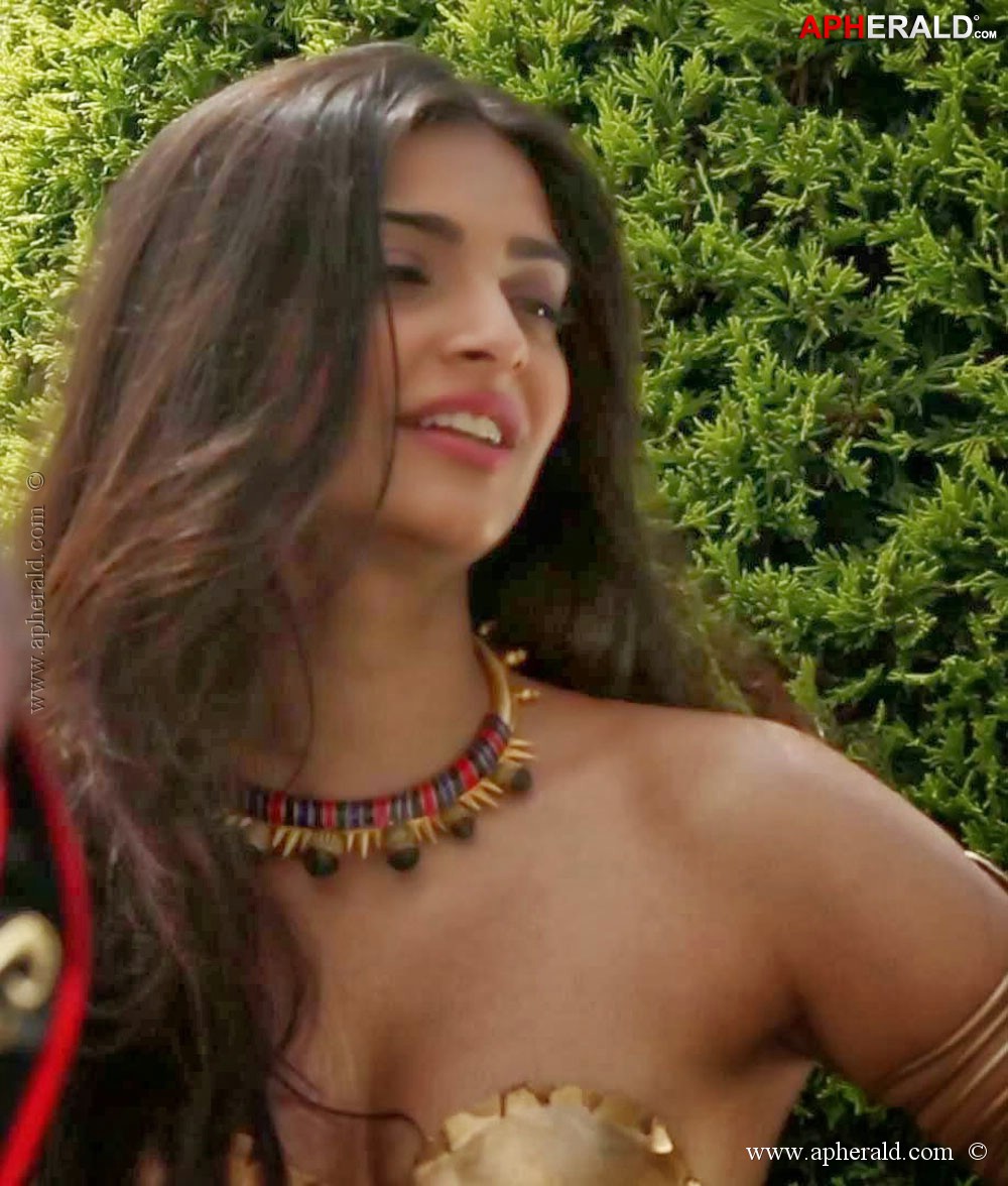 Sonam Kapoor Hot Pics