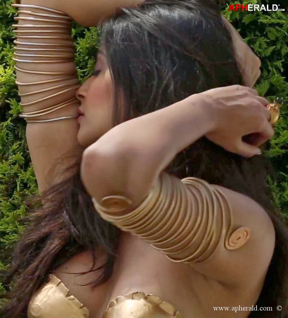Sonam Kapoor Hot Pics
