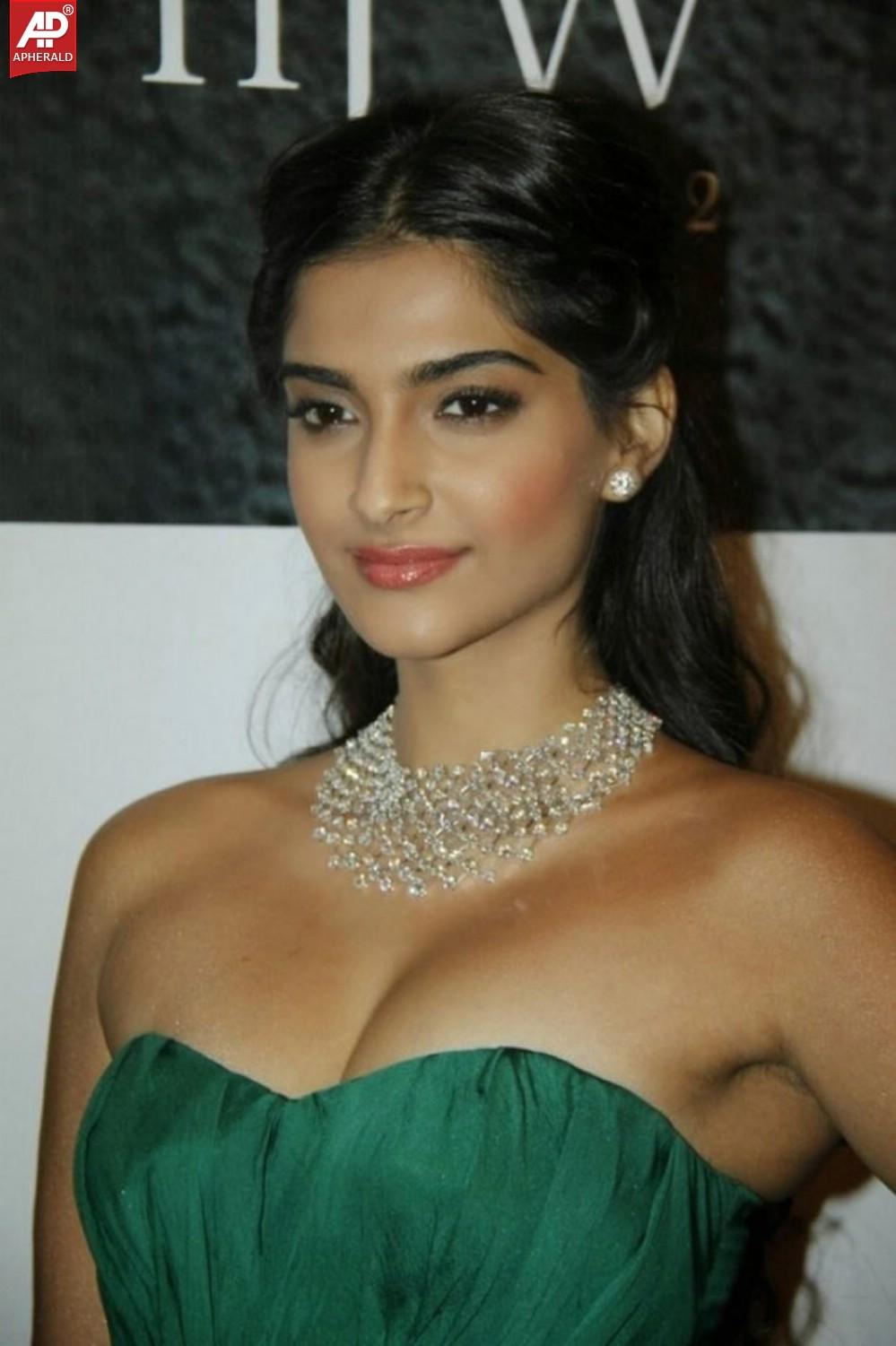 Sonam Kapoor Navel Stills