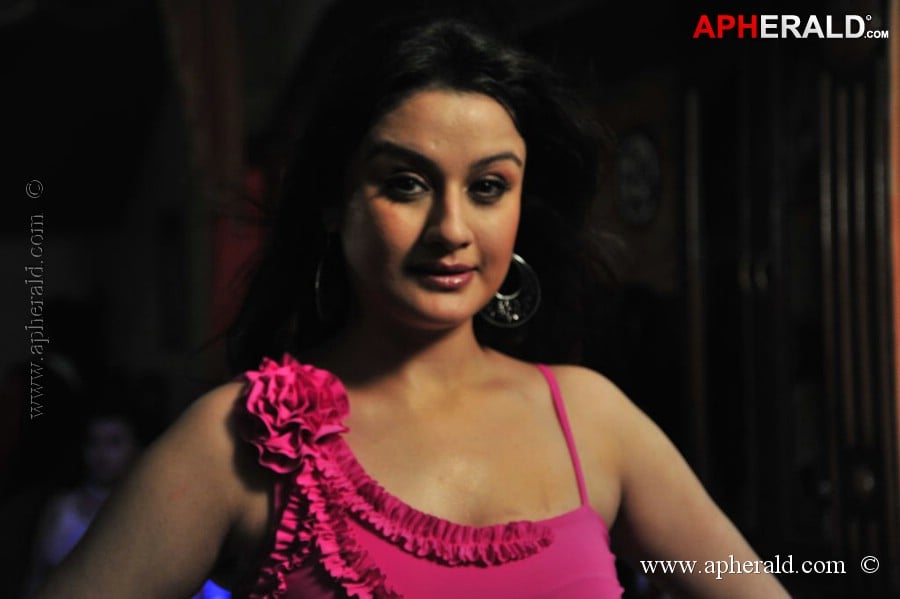 Sonia Agarwal Hot Navel Pics