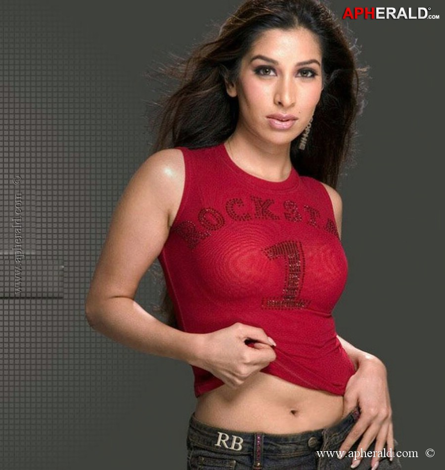 Sophie Chaudhary Hot Pics