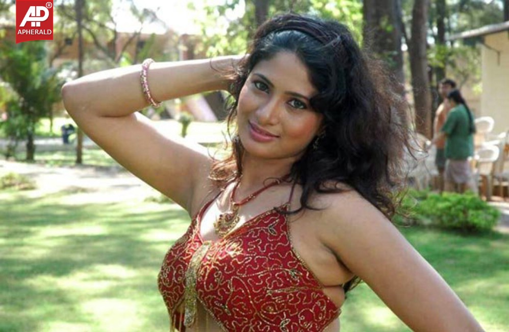 South Actress Sriji Hot Pics