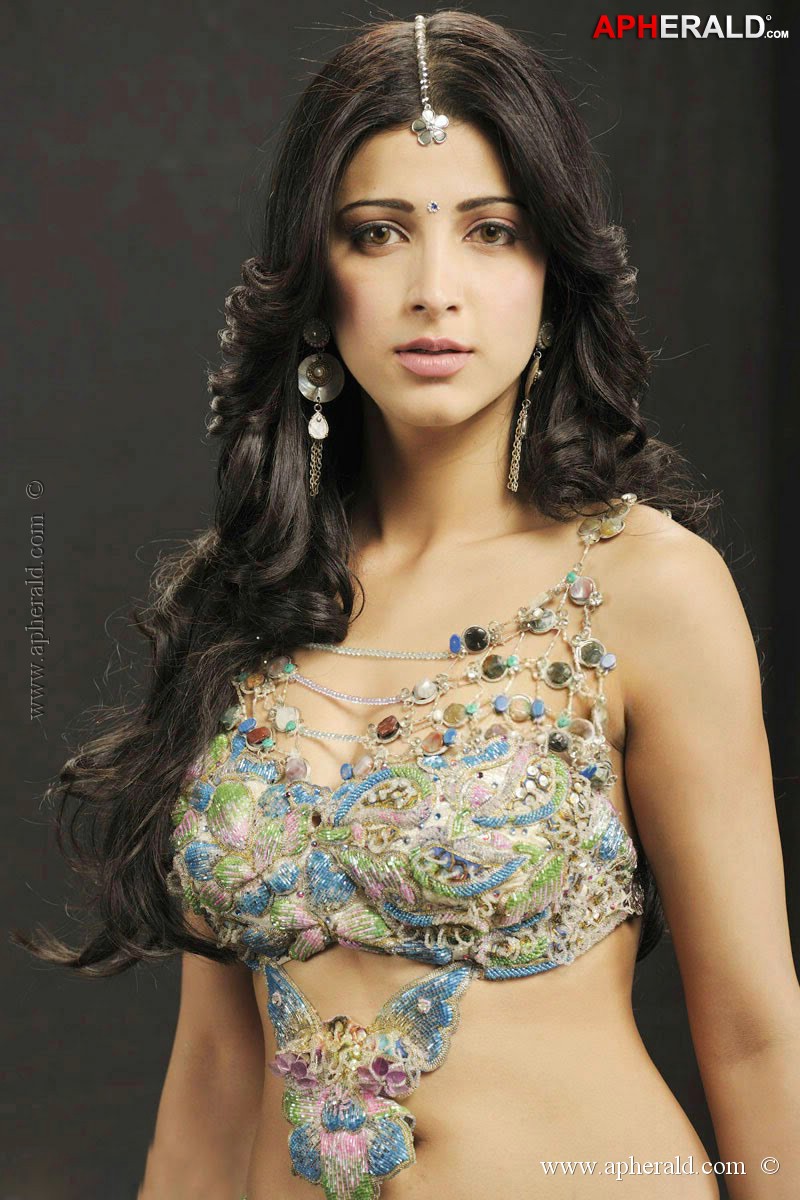 Sruthi Hasan Hot Photos