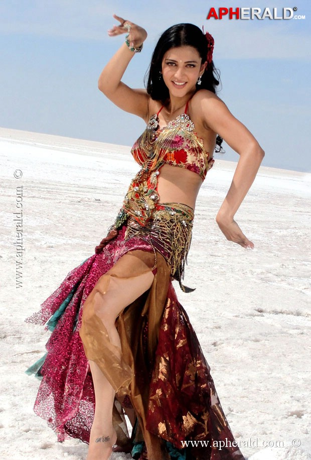 Sruthi Hasan Hot Photos