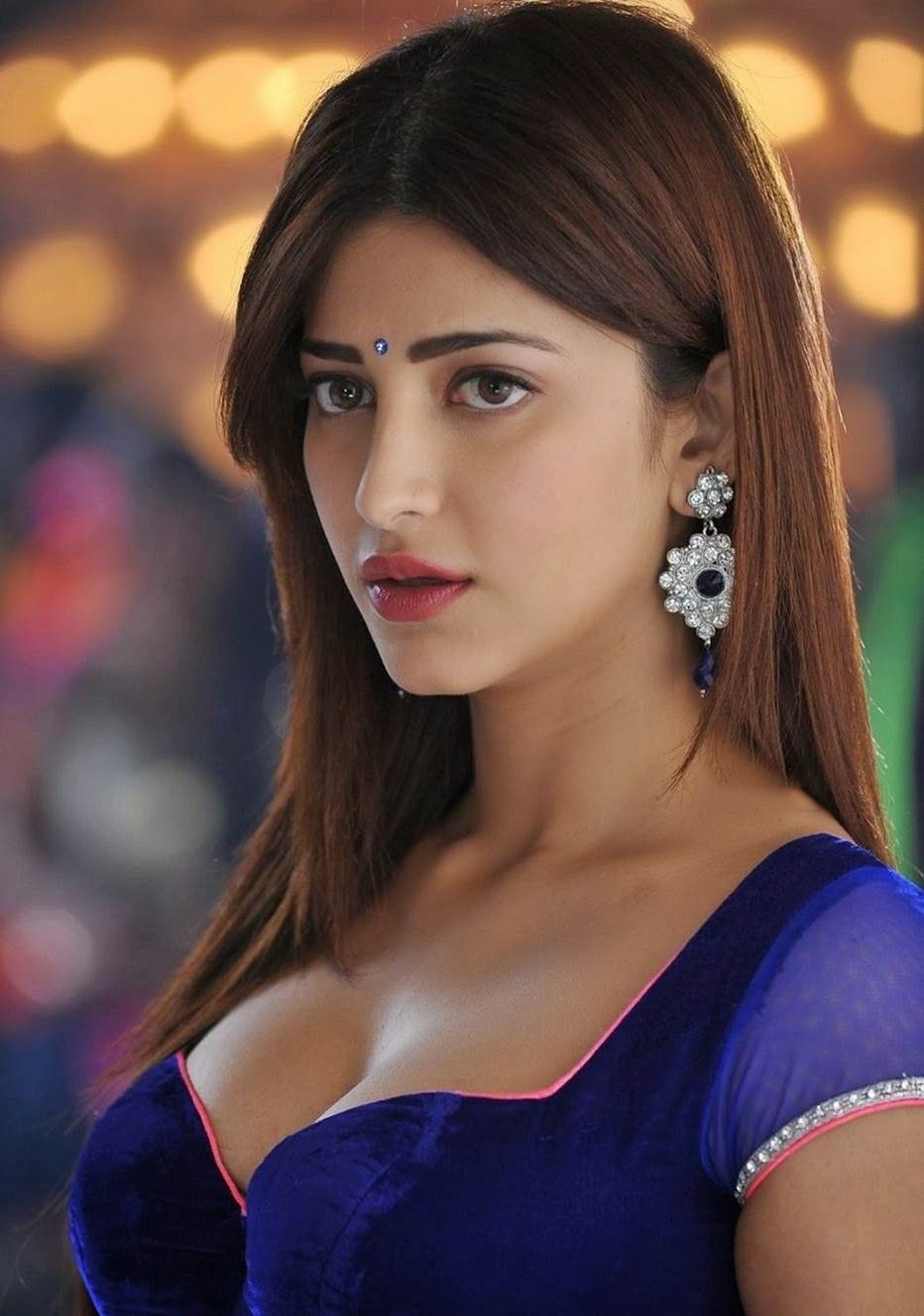 Sruthi Hassan Hot Latest Pics From Yevadu