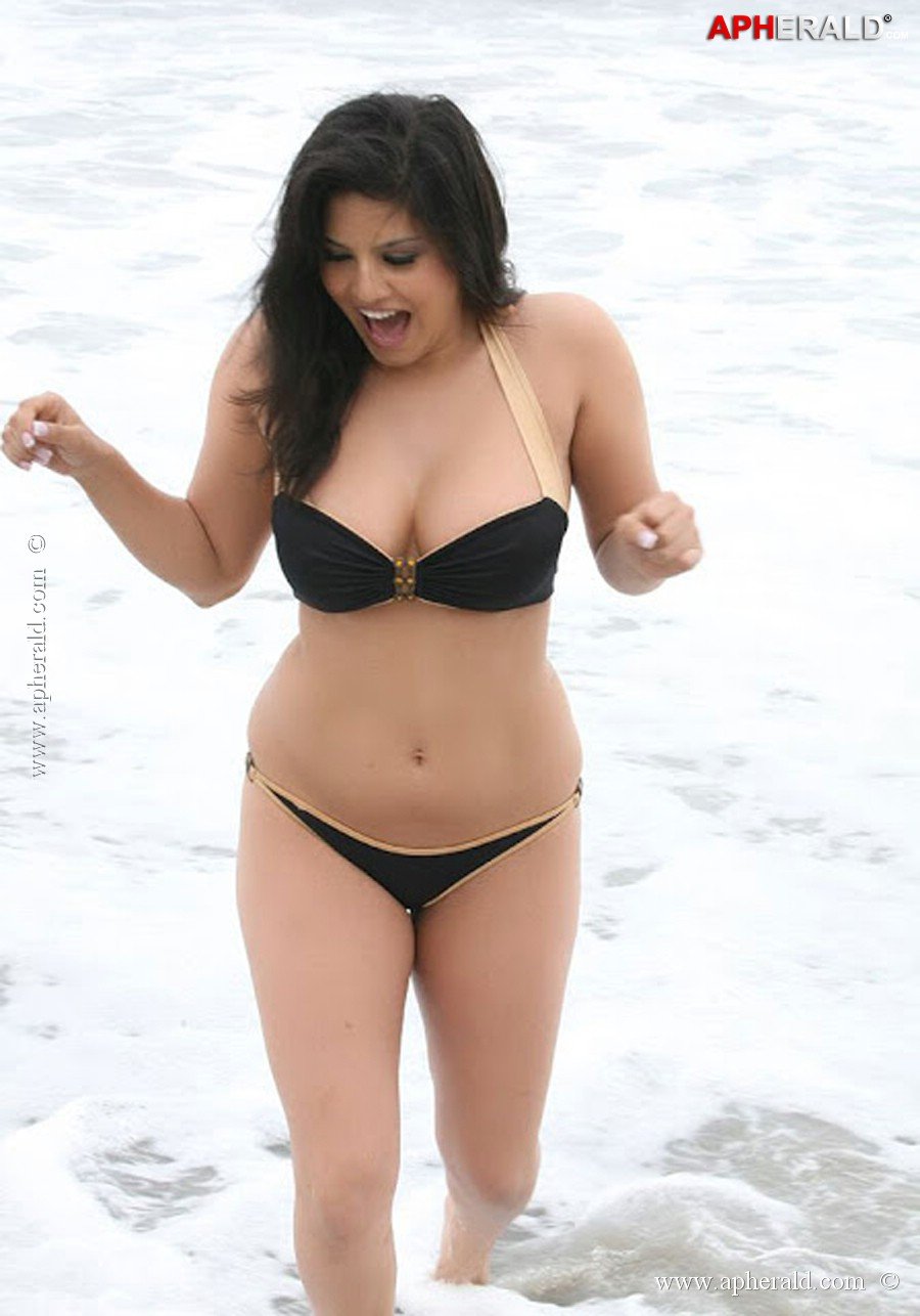 Sunny Leone Bikini Hot Photos