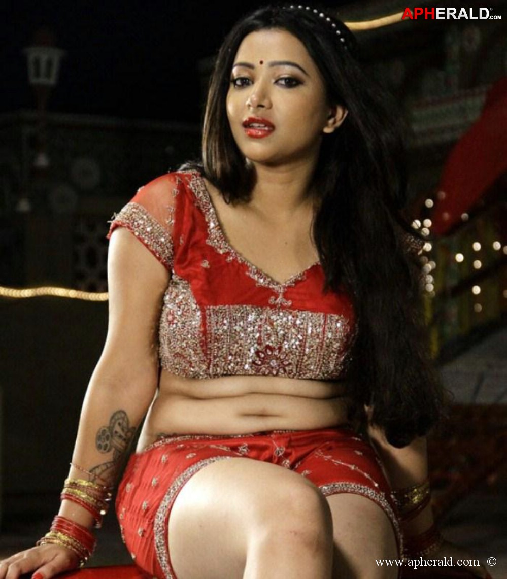 swetha basu prasad hot dance stills