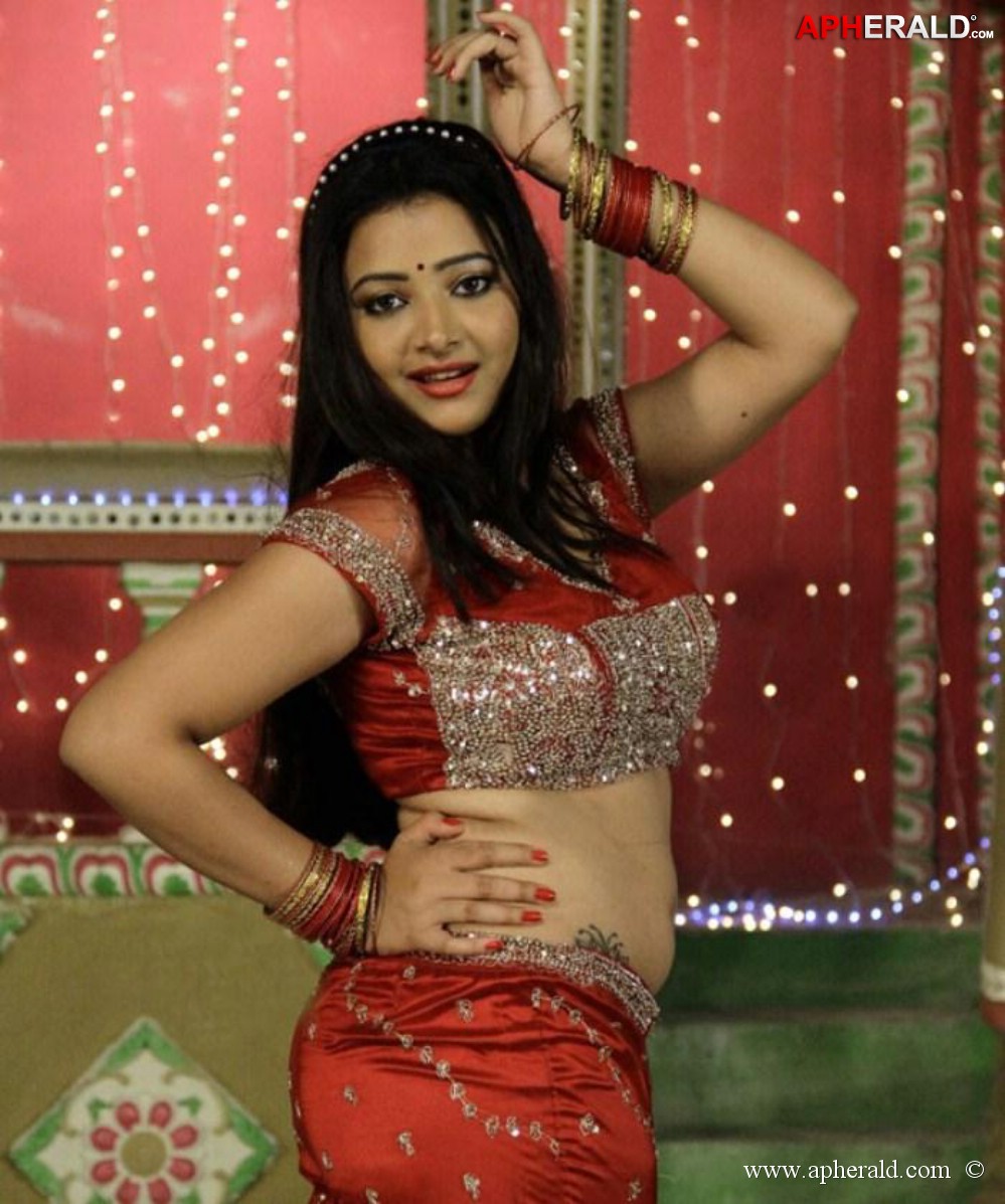 swetha basu prasad hot dance stills